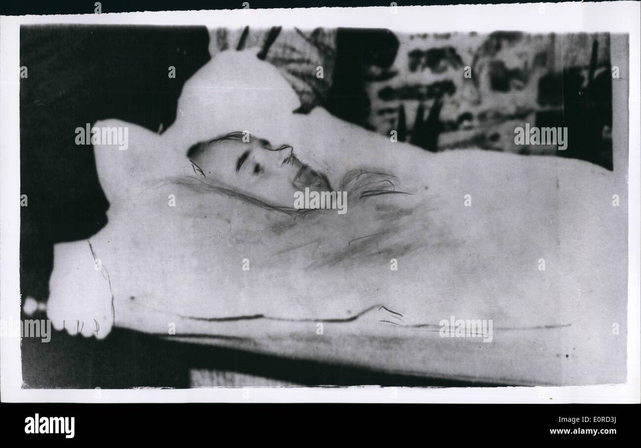 03 mars 1959 - le pilote d'essai perdu sort de la mer après avoir été trente heures à la dérive dans un dingy.: Un homme portant un kit volant a wasore d'un dingy hier et décalé gante et hagered, dans un jardin. Il était pilote d'essai de l'avion de chasse P1 Lighting Jet, qui a plongé dans la mer jeudi, il était revenu des morts. Le pilote, Johny Squier, avait été à la dérive dans la digue pendant 30 heures dans le vent balayé   en terre cendrée près de Carlieston, dans le Wightwnshire, à environ 30 kilomètres du point où son avion de 1,300 m.p.h.  dans la mer Banque D'Images