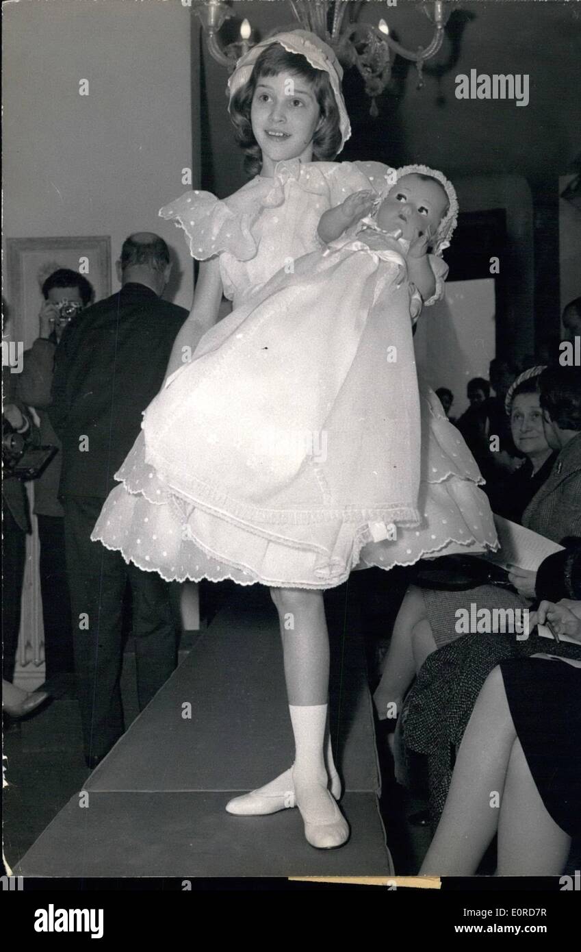 10 févr. 02, 1959 - Paris fashion show pour les enfants : photo montre ''Goya'' robe de baptême en organdi et la dentelle et après -midi robe. Banque D'Images