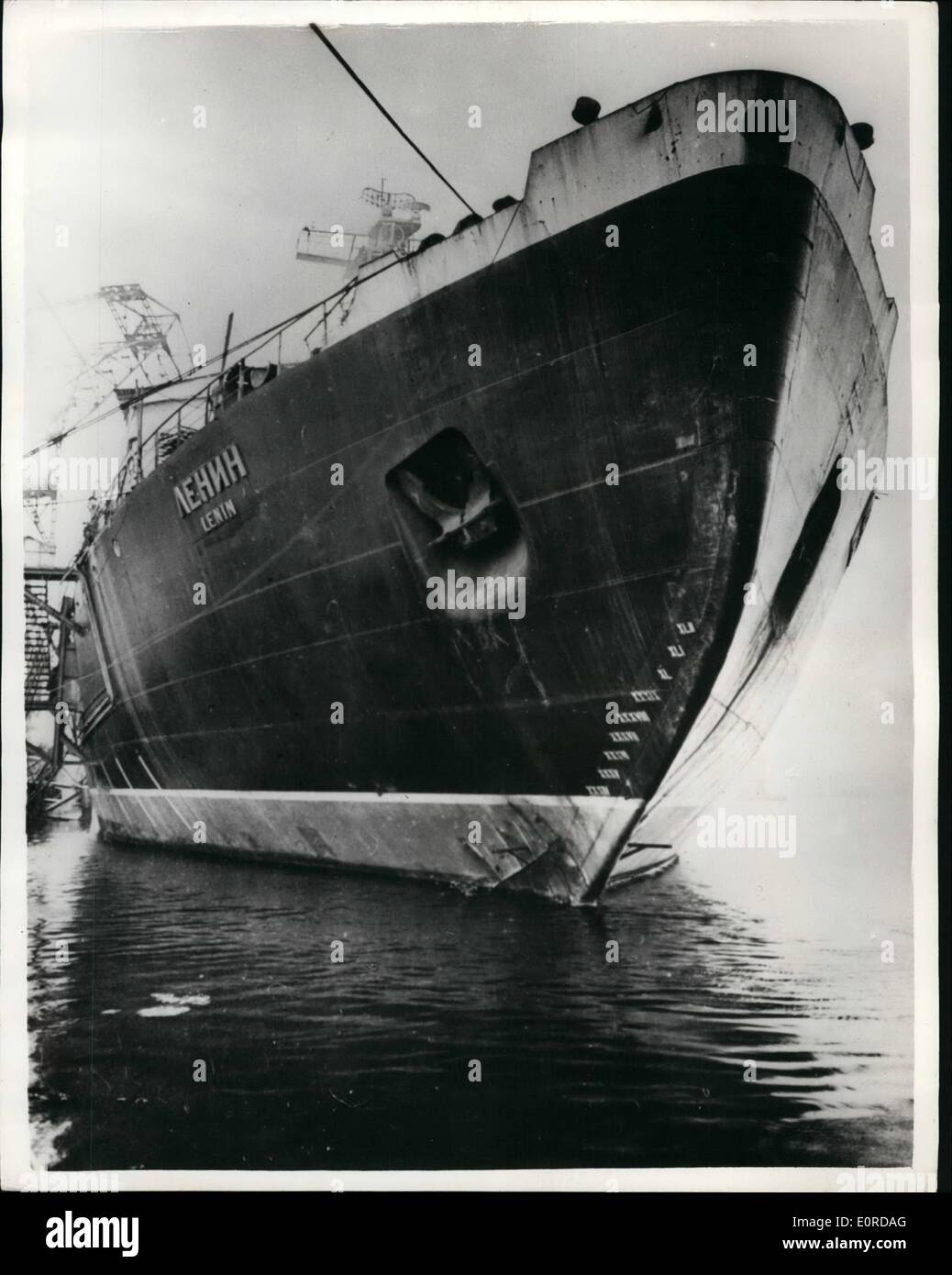 10 févr. 02, 1959 - Le brise-glace atomique ''Lénine''. Le brise-glace russe, ''Lonin'' est le premier navire commercial avec l'énergie atomique. Il est actuellement en construction à l'URSS et est vue ici dans dock pendant les essais d'amarrage, montrant la puissance de proue du navire. Banque D'Images