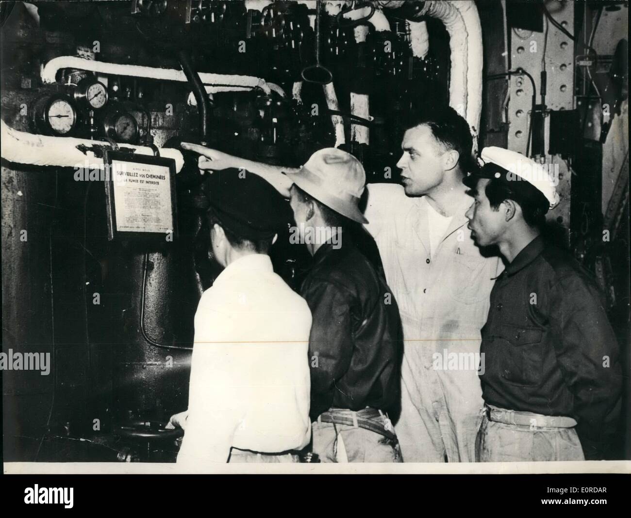 10 févr. 02, 1959 - ''Ile de France'' vendu au Japon pour mise au rebut : ''Ile de France'', le célèbre paquebot français, a été vendu à la démolition à une société japonaise. Une équipe du Japon qui sera l'homme le voile sur son dernier voyage est arrivé au Havre et les hommes sont en train d'être familiarisé avec les machines du navire. Photo montre. Les marins japonais se familiariser avec le ''Ile de France'' des machines. Banque D'Images