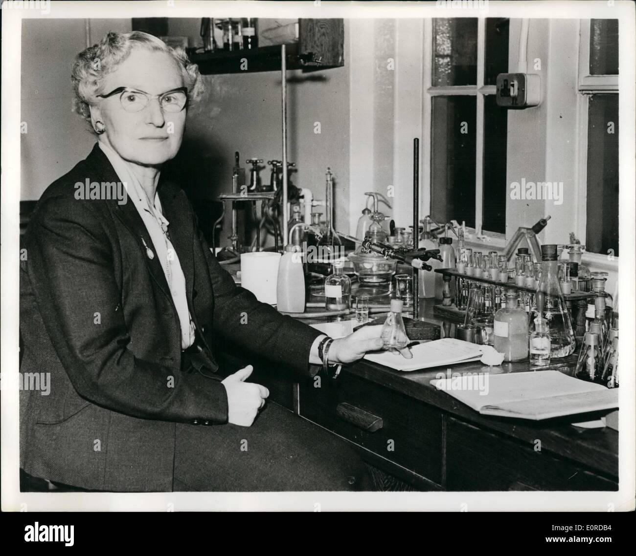 10 févr. 02, 1959 - Le premier de son genre. : Dr Helen K. Porter est devenue la première femme à occuper une chaire - que de Physiologie Végétale - Banque D'Images