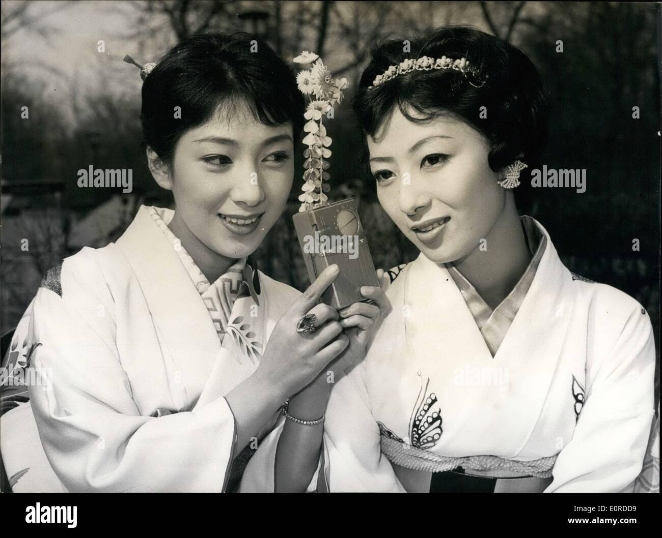 Mar. 03, 1959 - film japonais-actrices à Munich : l'actrice japonaise Keiko Okawa et Akiko Koyama qui sont conjointement avec quatre autres actrices de films japonais Profitez du printemps à Munich et passer du temps ensemble dans le 'Jardin Anglais'. Ils assistent à l'heure actuelle, un cinéaste japonais de la semaine du Festival à Munich. Notre photographe s'est réuni dans le restaurant de la tour chinoise dans le jardin anglais à l'écoute de mélodies allemandes par la petite poche japonais-radio 'Sony' Banque D'Images