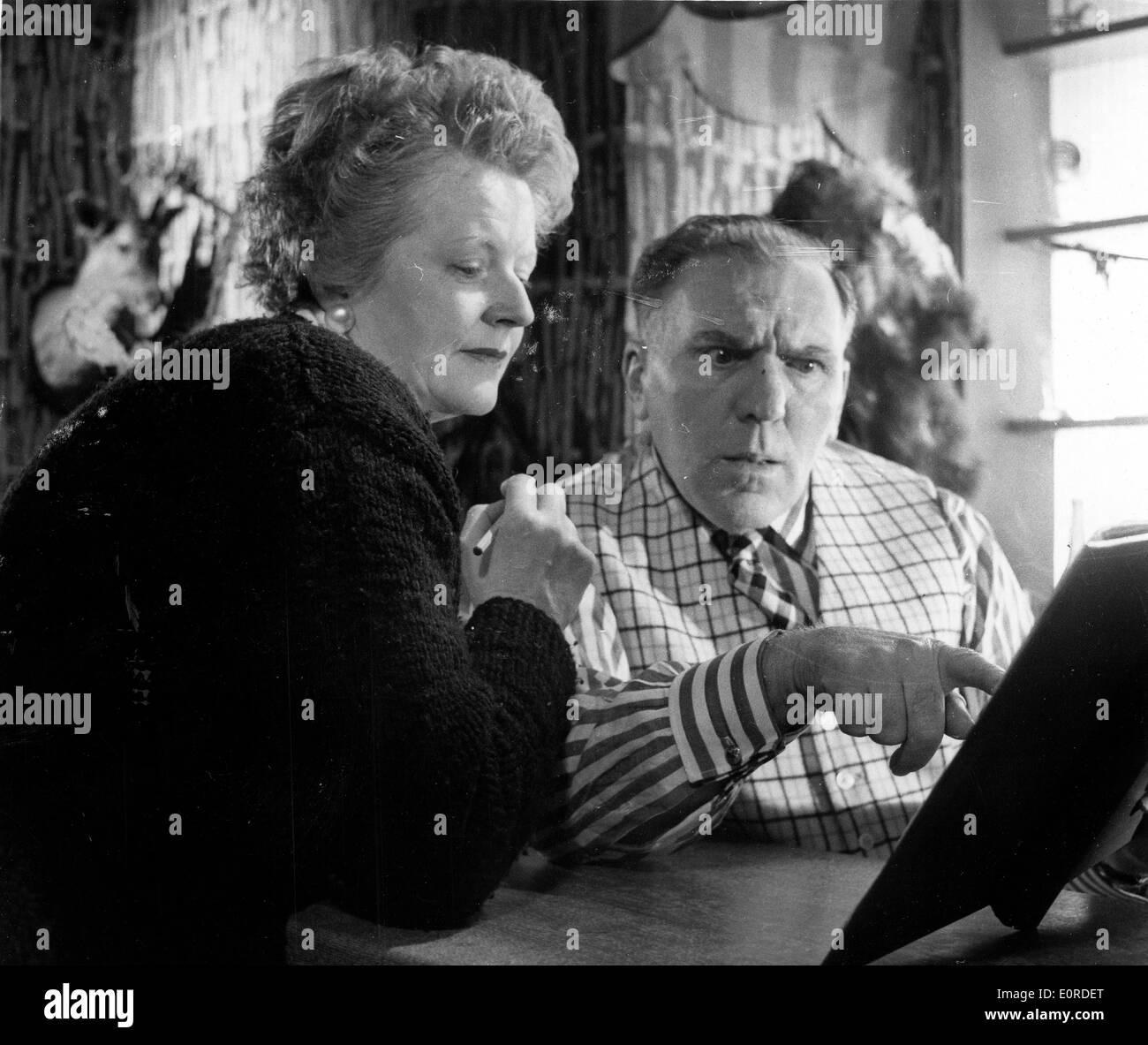 L'acteur William Bendix et Elizabeth Montague regarder par dessus un script Banque D'Images