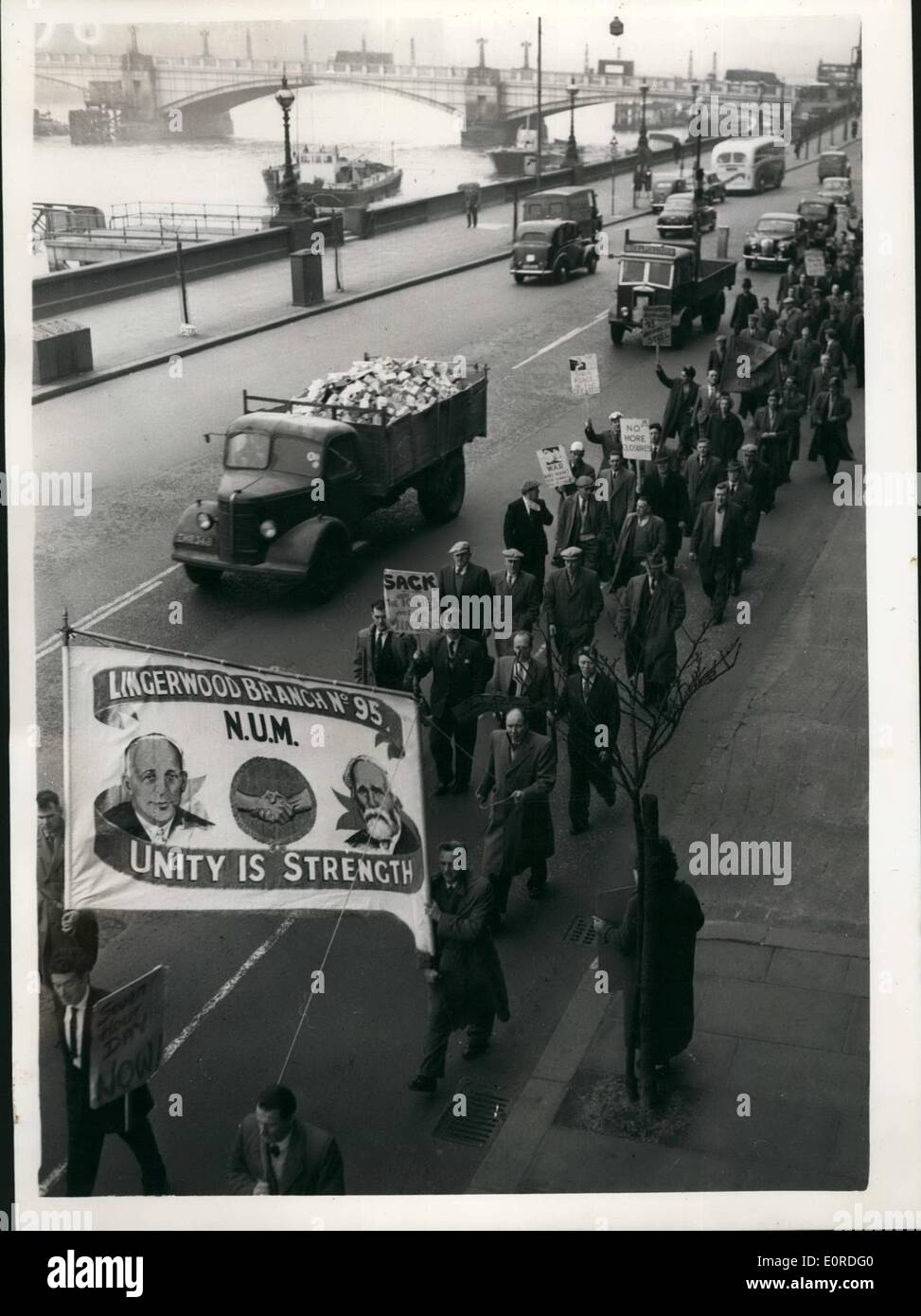10 févr. 02, 1959 - Les mineurs écossais en protestation à travers Londres. Plus de 500 mineurs écossais ont défilé à Londres de Lambeth Road au quartier général de la National Coal Board, Grosvenor Place, pour protester contre la fermeture de mines non rentables. Banque D'Images