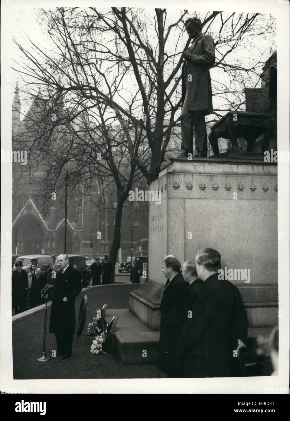 10 févr. 02, 1959 - Le Premier ministre dépose une couronne sur la Statue d'Abraham Lincoln à la place du Parlement : Ce matin, M. Macmillan, le premier ministre, a déposé une couronne sur la statue d'Abraham Lincoln, à l'occasion du 150e anniversaire de la naissance de Lincoln. La statue de bronze est en place du Parlement et est une réplique de l'un à Chicago il a été offert à la nation britannique pendant la première guerre mondiale par le Comité du centenaire de la paix de l'Amérique britannique et a été érigée en 1921. Photo montre après la pose la couronne sur la statue de Lincoln à la place du Parlement ce matin. M. Macmillan fait un discours Banque D'Images