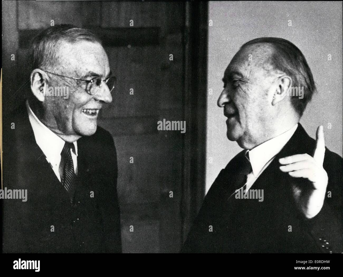 02 février 1959 - John Foster Dulles à Bonn : 7 février le ministre des Affaires étrangères américain John Forster Dulles est arrivé à Bonn pour rencontrer le chancelier de la République fédérale d'Allemagne M. Adenauer. La photo montre la f.l.t.r. Dulles et Adenauer à Bonn. Banque D'Images