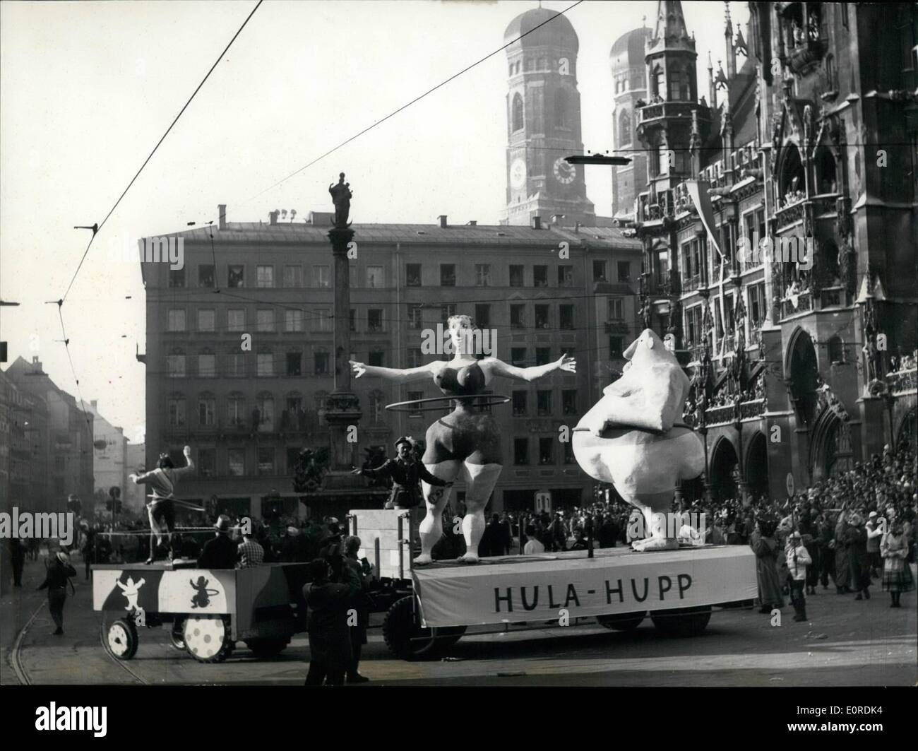 10 févr. 02, 1959 - Le gras et le maigre : sont conquises par le hula hoop. Bien entendu, cette dernière manie était à ne pas manquer à Munich le carnaval est passé par la Procession qui l'homme dans les rues de Munich du 8 février, l'Carnevals dimanche, et qui a été prise par l'avis de sur-casiers avec l'habituel ''enthousiasme' Banque D'Images