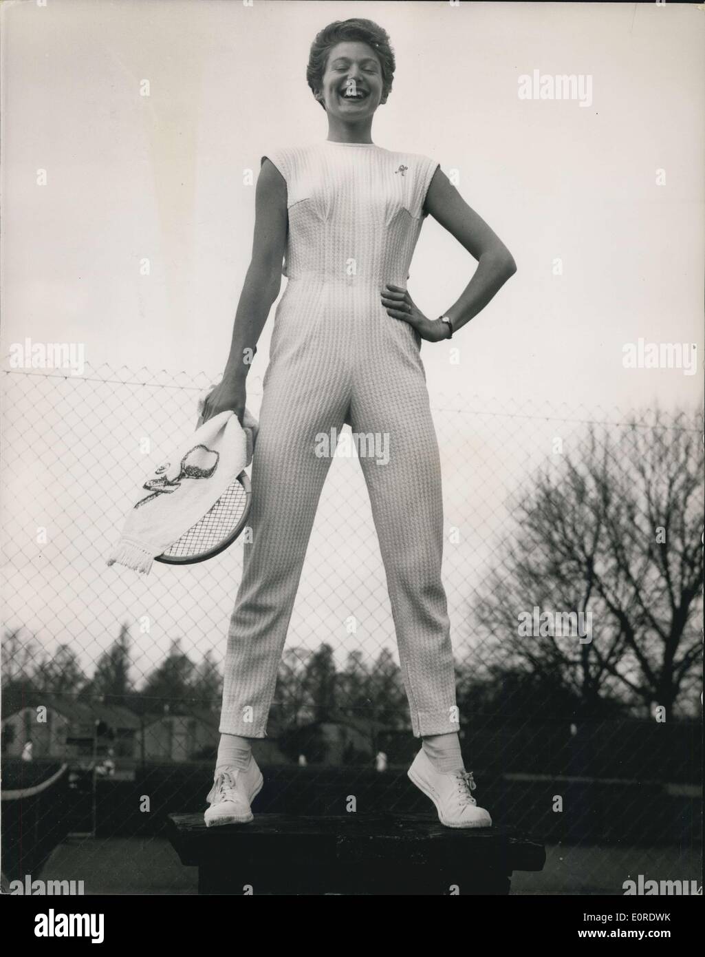 30 mars 1959 - Angela Buxton prend part au tournoi de Roehampton : Parmi les concurrents dans le tournoi de tennis de Roehampton ce matin, c'est Angela Buxton - qui s'est vêtu d'un superbe tenue - comprenant un tout-en-un costume de tennis en jersey tricoté coton type doté d''une demi-ceinture à la r avec une grande boucle et une frange. C'est porté avec écharpe en éponge avec un motif de tennis. La photo montre la vue avant du tout-en-un pong costume porté par Angela Buxton à Roehampton, aujourd'hui. Banque D'Images