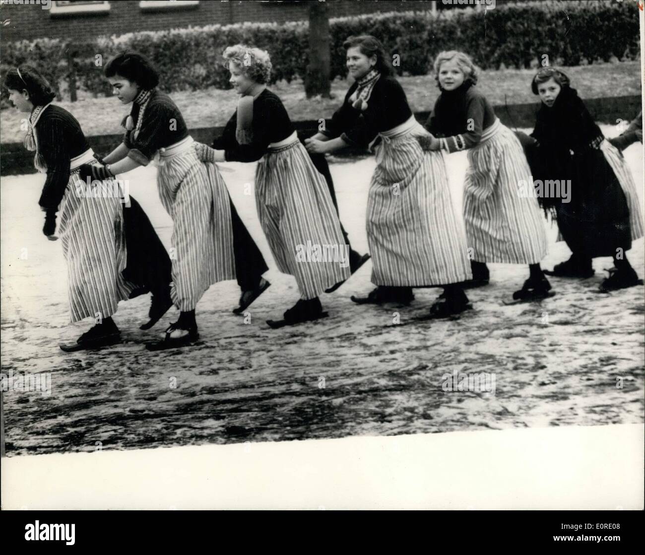 10 févr. 02, 1959 - les filles jouissent de Volendam la glace- vêtus de leurs vêtements - caractéristique de ces filles Voledam, Hollande, s'accrocher à l'autre comme ils jouissent eux-mêmes le patin à glace. Banque D'Images