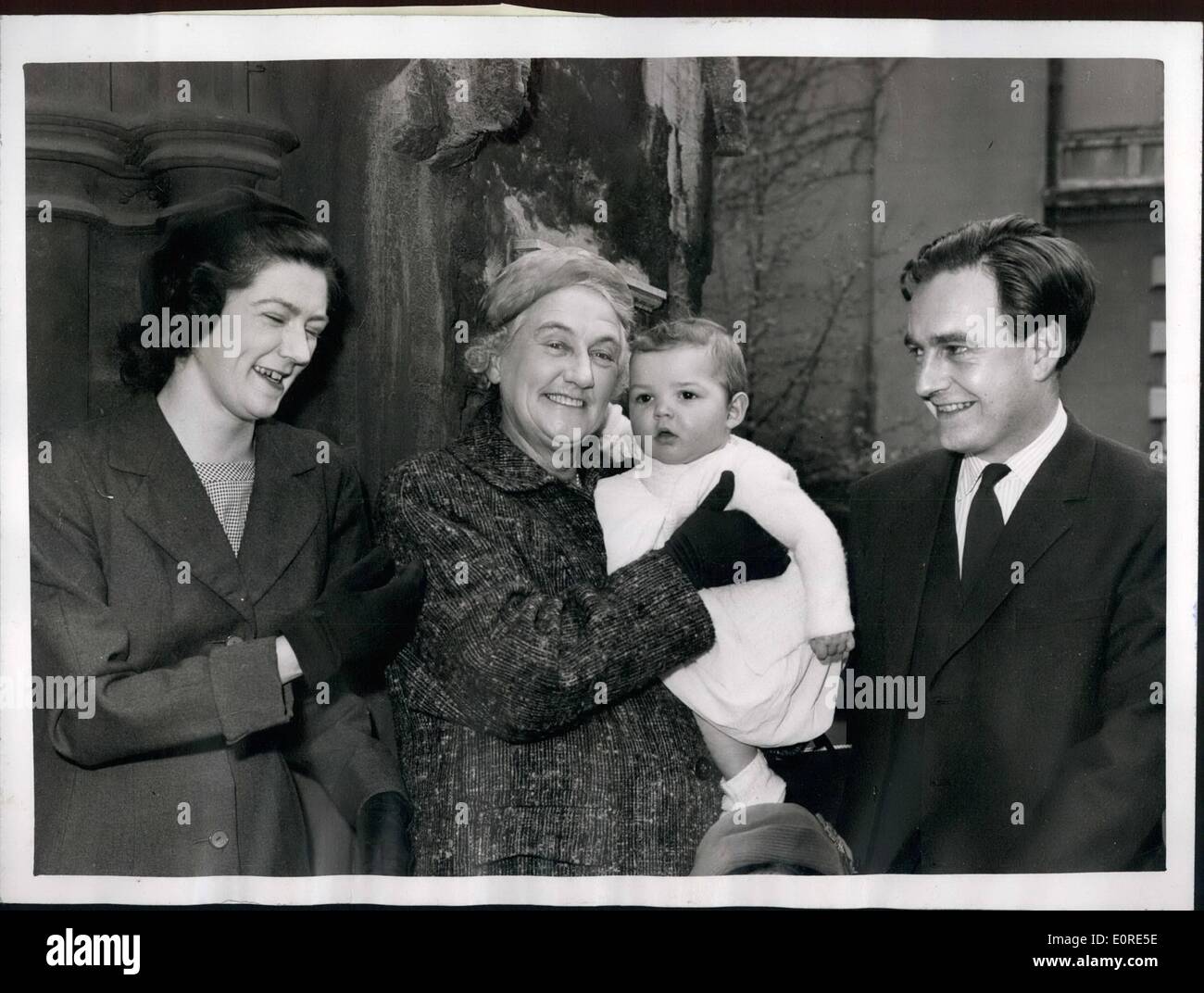 Avril 04, 1959 - le petit-fils de premier ministre ( adopté) baptisé . Lady Macmillan, anniversaire de mariage. : le baptême a eu lieu cet après-midi à l'Église du Christ, Victoria Road, Kensington - de Timothée est le fils adoptif de M. et Mme Andrew Hoath. Mme Heath est le P.M's daughter Sarah.photo montre M. et Mme Andrew Heath et lady Dorothy Macmillan qui détient ils bébé - après le baptême cet après-midi, Lady Macmillan célèbre aujourd'hui son 39e anniversaire de mariage - et cette soirée soupe avec Sa Majesté la Reine. Banque D'Images