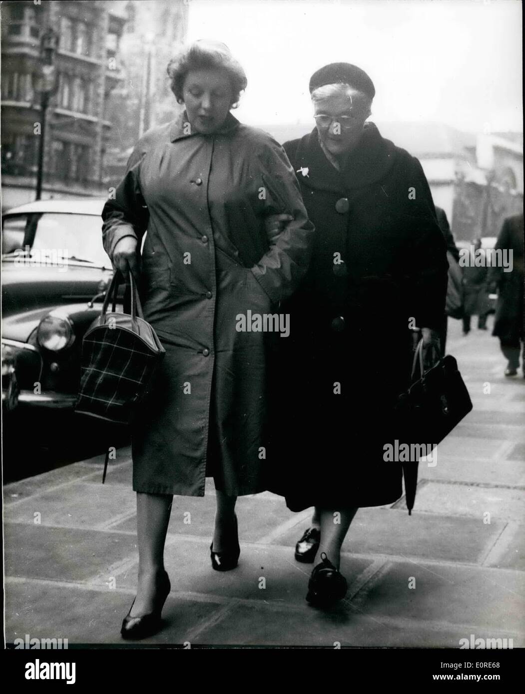 Avril 04, 1959 - Mère pardonne à l'homme qui a tué sa fille : 22 ans, Edmund Barber, de virginie- Road, Thornton Heath, Surrey, a été, hier, condamné à trois ans de prison, après avoir été déclaré non coupable de meurtre mais coupable d'homicide involontaire coupable de 17 ans, Carol Ann Soan, la fille qu'il aimait. Mme Josephine Soan, mère de la fille morte, et Mme Mary Barber, mère de la coiffure, siégé ensemble au cours du procès. Le juge à l'Old Bailey dit de Mme Soan : ''sa réponse à cette tradegy est dans la tradition chrétienne la plus élevée possible Banque D'Images