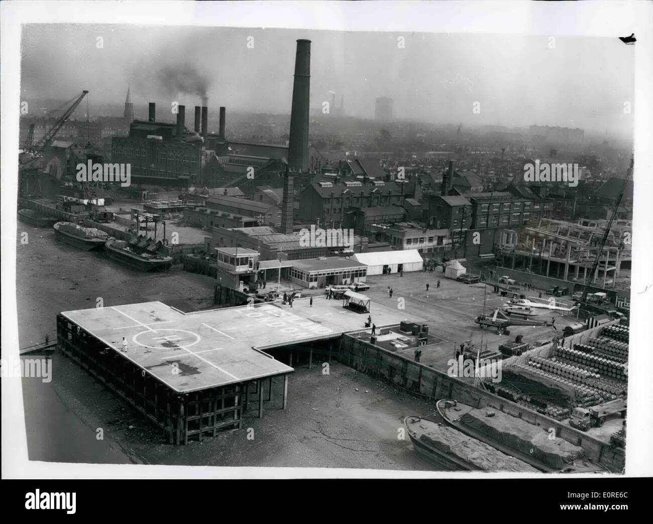 Avril 04, 1959 - Westland à l'héliport de Battersea s'ouvre aujourd'hui : M. John Hay, député, secrétaire parlementaire, Ministère des Transports et de l'Aviation civile, sera ouvert cet après-midi, le Westland héliport sur la rive sud de la Tamise à Battersea, Londres. La photo montre la vue générale prise depuis un hélicoptère aujourd'hui, montrant la nouvelle héliport et alentours, avec une centrale électrique à l'arrière-plan. Banque D'Images