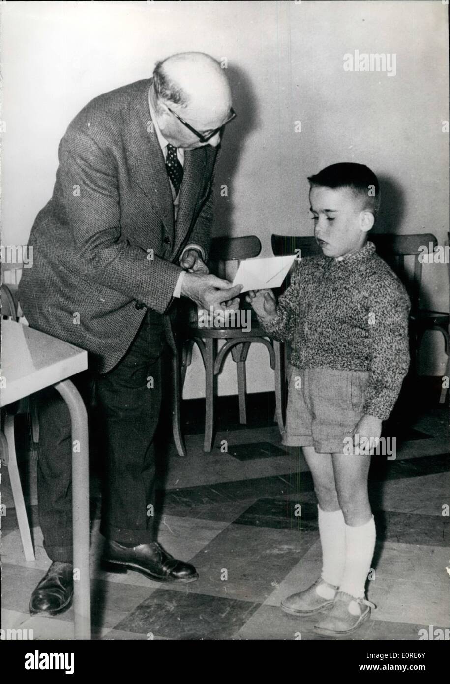 Avril 04, 1959 - six ans vieux frère enregistre de Drowning-He est récompensée : Six-année-vieux Jean-Pierre Durand de Périgueux (Centre de la France) a sauvé son petit frère de la noyade, il y a quelque temps. Aujourd'hui, il a reçu un prix par le Centre national de prévention et de protection contre les accidents. La photo montre le petit garçon d'être félicité par le maire de sa communauté. Banque D'Images