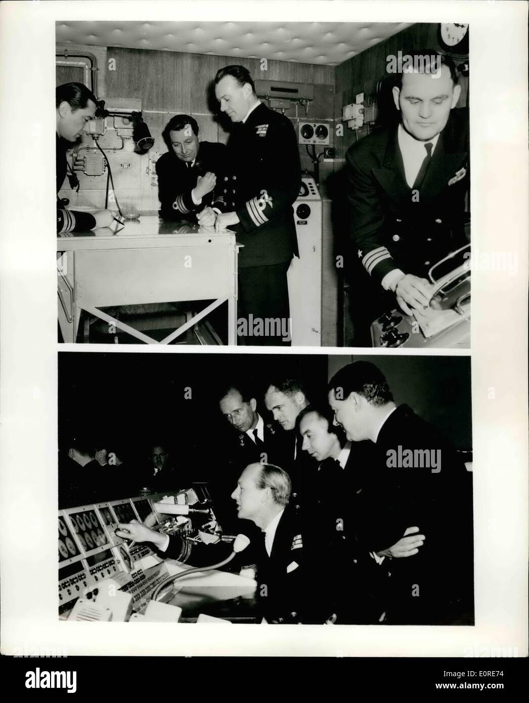 Avril 04, 1959 - Professeur de Guerre électronique tactique : A.S.T.T., la vitesse d'action, enseignant tactique est utilisée à l'École de tactique navale royale, Woolwich, Londres, à enseigner aux dirigeants de l'Organisation du Traité de l'Atlantique Nord. Le nouveau dispositif électronique simule la mer et dans l'air. Il est abrité dans trois niveaux ; les deux représentent les ''sous le pont'' salle des opérations d'un navire ou le pilotage d'un aéronef ; celui du dessus est la salle de contrôle avec un grand enregistrement de l'écran les traces de ''hanche'' et ''avion'' Banque D'Images