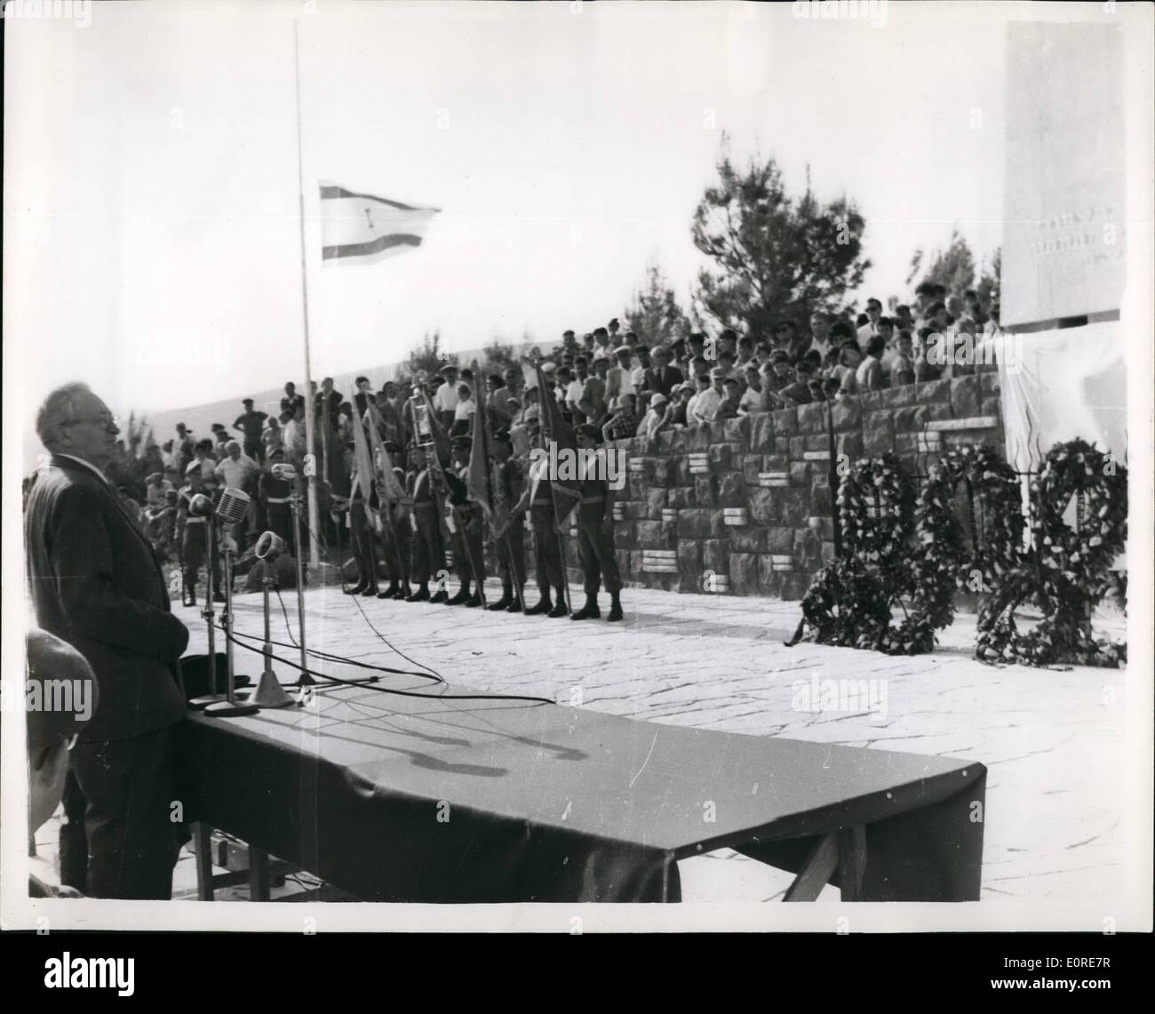 Avril 04, 1959 - Monument dévoilé en mémoire de la ''libérateurs'' de Galilée : en présence du I.Ben Zvi le président d'Israël un monument a été dévoilé dans les collines de la basse Galilée, dans la mémoire de l'armée qui a combattu Israël Hagana les batailles décisives pour libérer la Galilée dans ''Arba invasion syrienne armée'' dans Kaudji qui a envahi le pays, en 1948. La photo montre le président Ben Zvi inaugurant le monument en basse Galilée. Banque D'Images