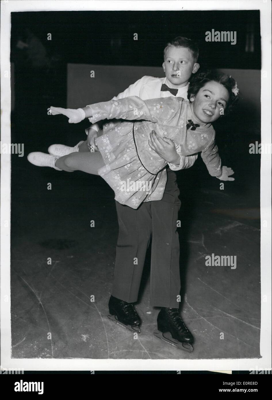 Avril 04, 1959 - La compétition de patinage artistique junior ouverte à Wembley : Quelque 250 jeunes de toutes les parties de la libre compétition de patinage artistique qui s'est ouverte ce matin à Wembley Photo montre. Donner une exposition lors de la compétition d'aujourd'hui sont Harold Williams (13) et Christine Hopwood (10) tous deux de Manchester - à Wembley. Banque D'Images