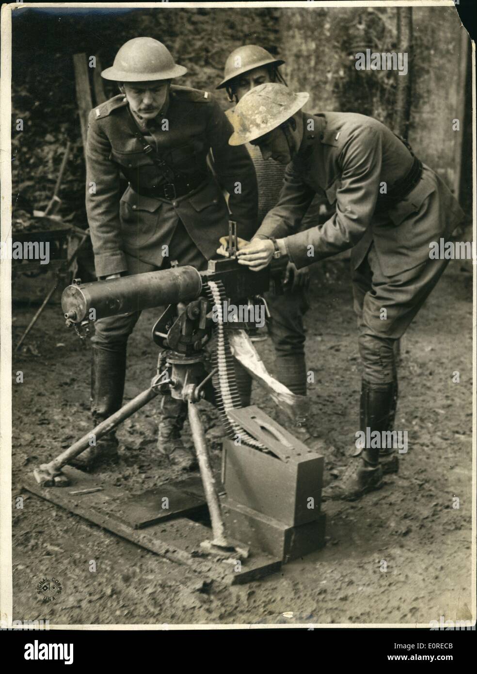 Mar. 03, 1959 - Série d'équipement Machine Gun : Le lieutenant Val. A.Browning) États-Unis (à droite) fils de l'inventeur de la mitrailleuse Browning, le test l'un des pistolets Browning dans Lorbaine, la pièce est un type de refroidissement à eau pesant 30 livres, et a une capacité de 500 coups par minute. Une mule appelée panier est habituellement utilisé pour le transporter sur une marche. Banque D'Images