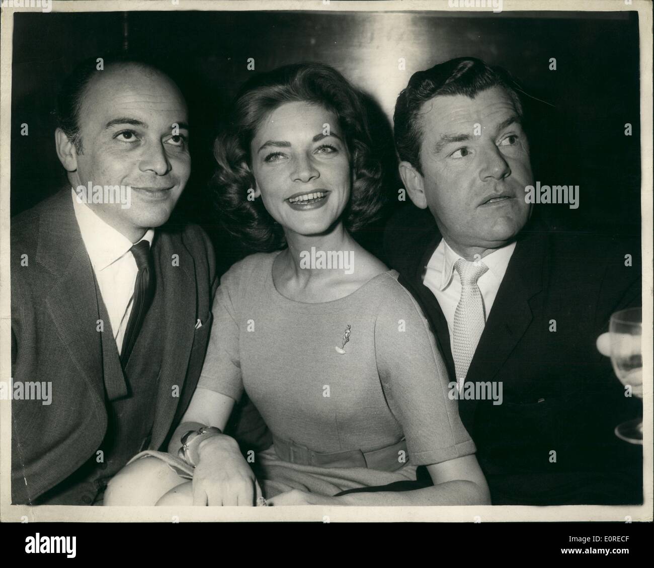 Mar. 03, 1959 - stars du film ''North West Frontier'' assister à Recetpion : une réception a l'hôtel à l'odéon Leicester Suqre, cet après-midi pour Kenneth Moore, Lauren Bacall et Herbert Lom, qui ont la vedette dans le film ''North West Frontier'' sur lequel la production débute le 16 mars à Pinewood. Photo montre (de gauche à droite) Herbert Lom, Lauren Bacall et Kenneth plus vu à la réception. Banque D'Images