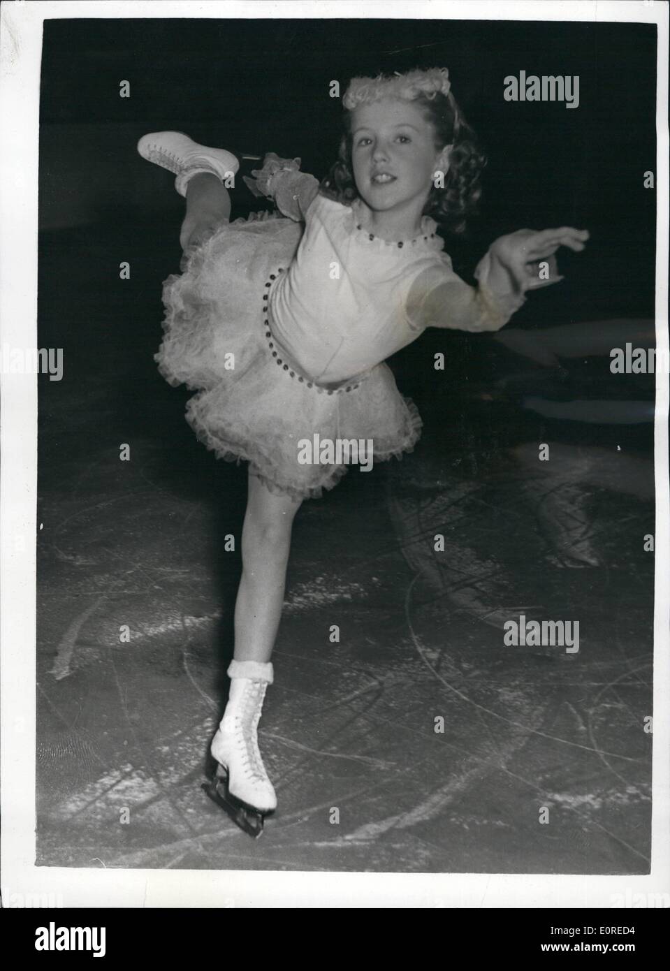 Avril 04, 1959 - La compétition de patinage artistique junior ouverte à Wembley : Quelque 250 jeunes de toutes les parties de la libre compétition de patinage artistique qui s'est ouverte ce matin à Wembley Photo montre Linda Davis (10) de Brighton - skating pendant la compétition ce matin. Banque D'Images