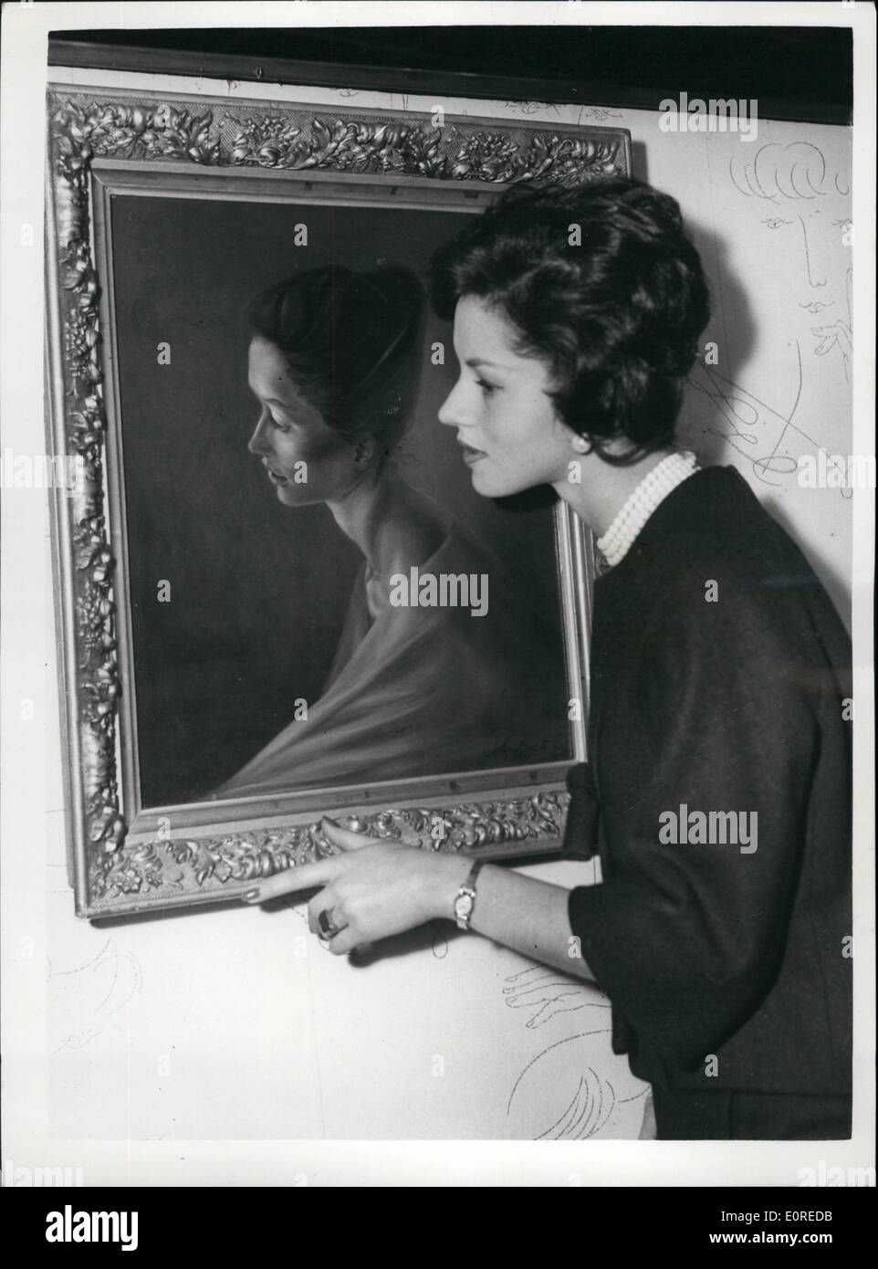 Avril 04, 1959 - Saville Row Salon de fenêtre devient galerie pour les jeunes artistes : West end ''bairdresser de Peter Saville Row'' est un conniseur des arts, et considère que la coiffure est autant un art créatif comme la peinture. Compte tenu de cela, il permet à de jeunes artistes d'accrocher leurs travaux dans son salon et windows. Il est en train de préparer un catalogue d'images pour le bénéfice de ses clients, et invite tous les artistes qui s'intéresse à montrer leurs peintures de communiquer avec lui. Anthony Brandt qui peint dans le style des maîtres du 17e siècle, est le premier à bénéficier de l'offre Banque D'Images