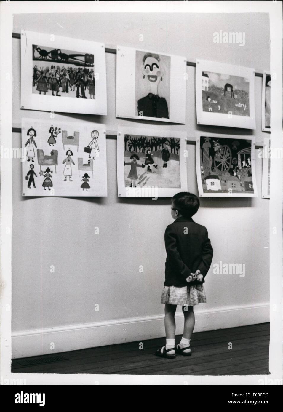 Avril 04, 1959 - vue de la presse pour l'exposition d'art : une vue de la presse a eu lieu ce matin de la Royal Drawing Society's 64th. Exposition annuelle de peintures d'enfants - à la Guildhall Art Gallery. La photo montre l'âge de cinq ans, Susan Broom de Dorchester - admire certains des manye expose à la galerie ce matin. Banque D'Images