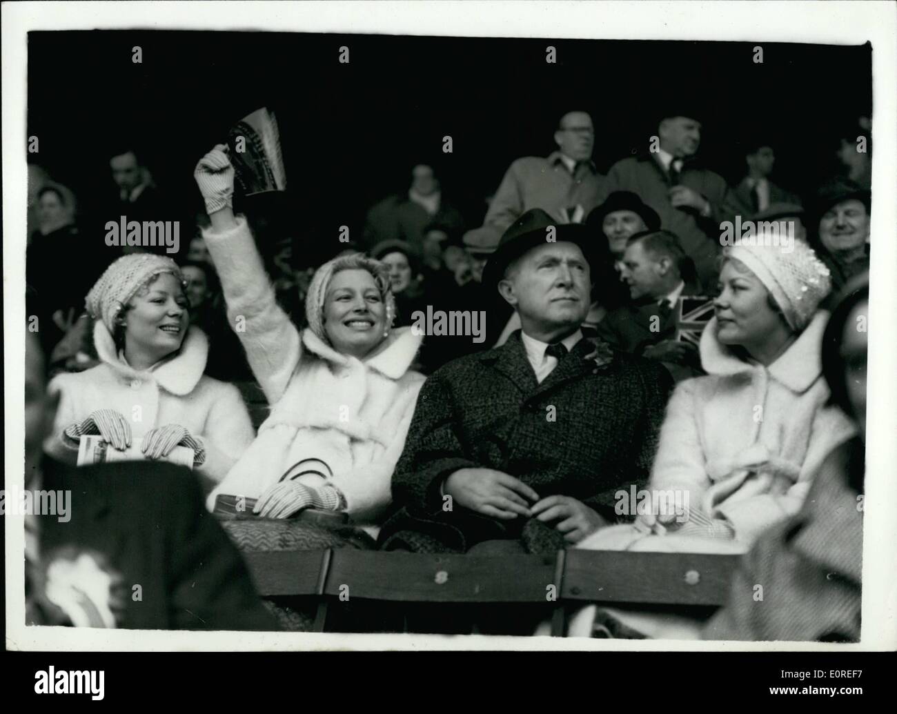 Avril 04, 1959 - Angleterre C. L'Ecosse à Wembley Joy a une vague pour Billy........photo montre le Beverley Sisters assister au match cet après-midi ......Babs est à gauche -- avec joie (Mme. Billy Wright) agiter le drapeau -- et à droite est Teddy...l'homme entre eux est un M. Sanders. Banque D'Images