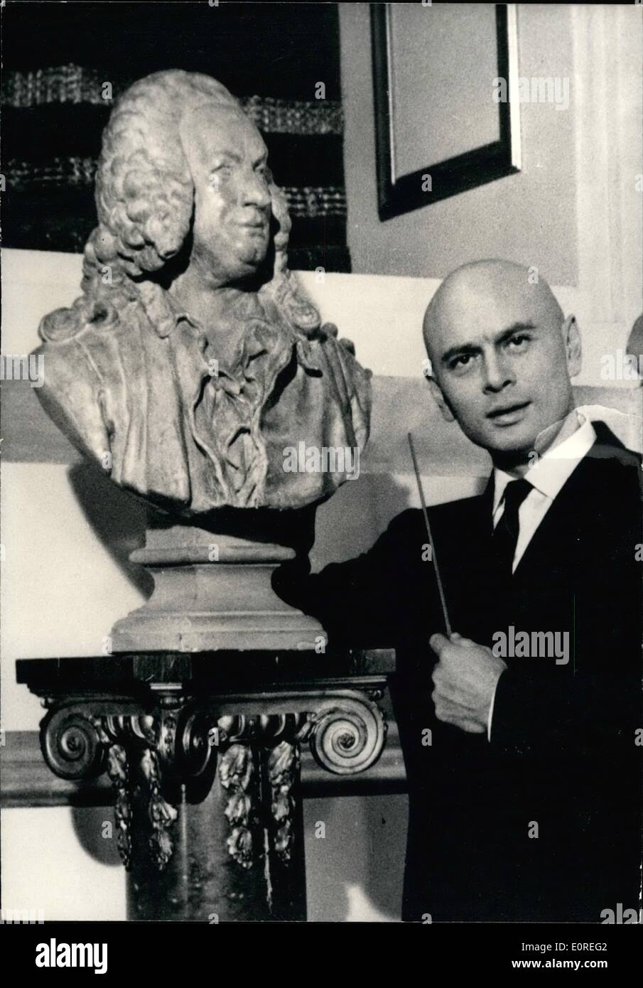 Avril 04, 1959 - Yule Brynner comme chef d'orchestre : Le célèbre acteur américain Yul Brynner est maintenant à Paris pour le tournage de ''Une fois de plus avec sentiment'', produit et réalisé par Stanley Donen. Dans ce film, Yul Brynner joue le rôle d'un conducteur. photo montre Yul Brynner dans une scène du film. Banque D'Images