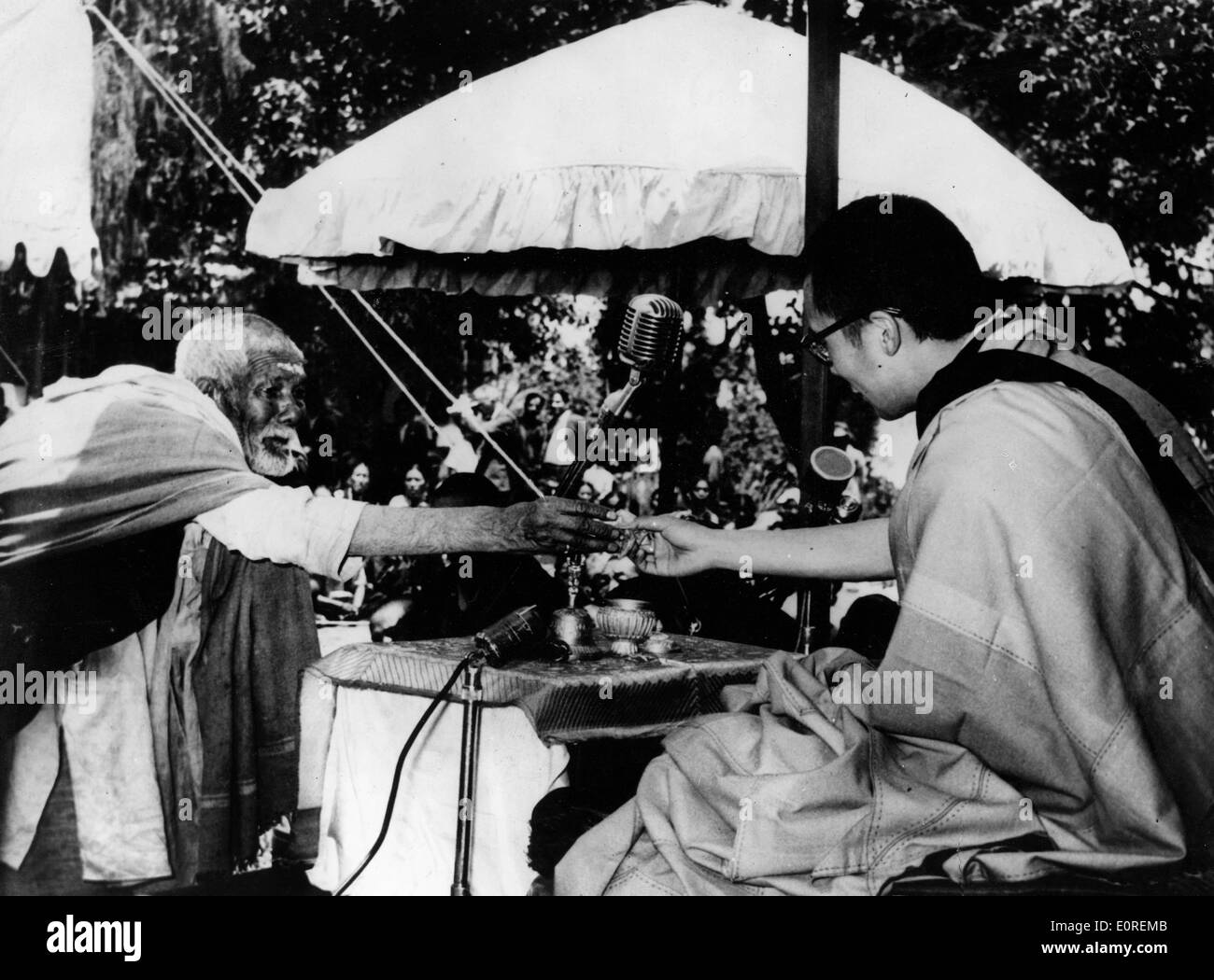 Le 14e Dalaï-Lama reçoit une fleur d'un vieil homme Banque D'Images