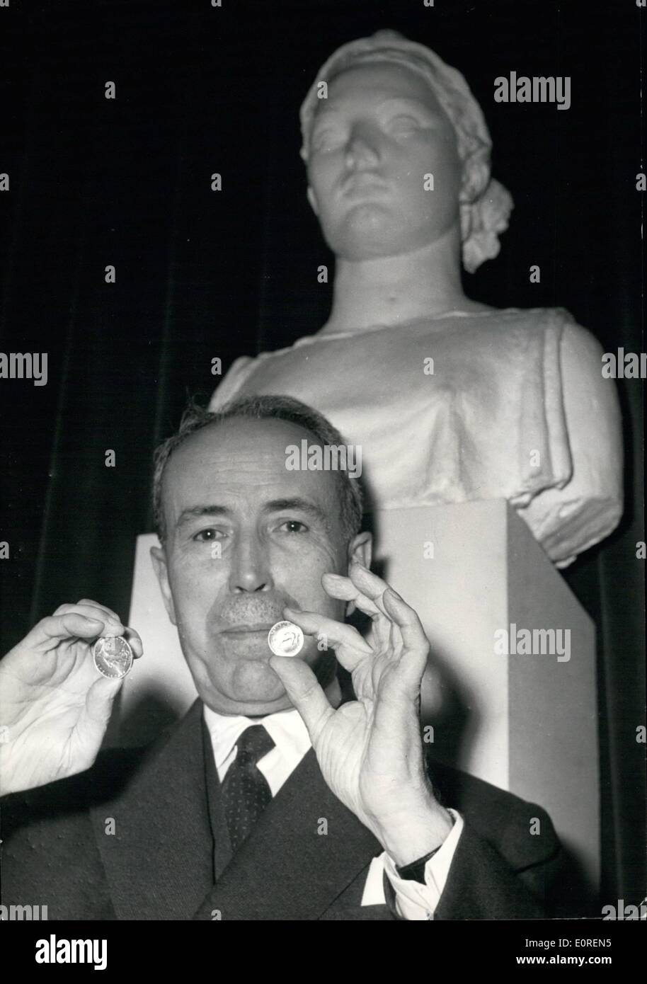 Avril 04, 1959 - Heavy Franc'' : 5 nouvelles pièces de 10 francs et montré à la presse : Le nouveau 5 pièces de 10 francs et peu de temps à être mis en Banque D'Images