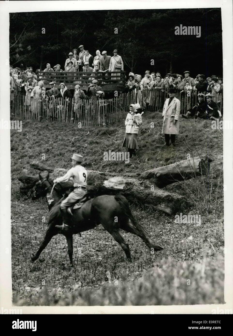 17 avril 1959 - Deuxième jour de la Badminton Horse Trials. Vue générale. La photo montre la vue générale que le Royal fête sur la rive, regarder les événements wagon pendant le badminton Horse Trials aujourd'hui. Ils regardent le Capitaine G. Lefrant équitation farceur. Banque D'Images