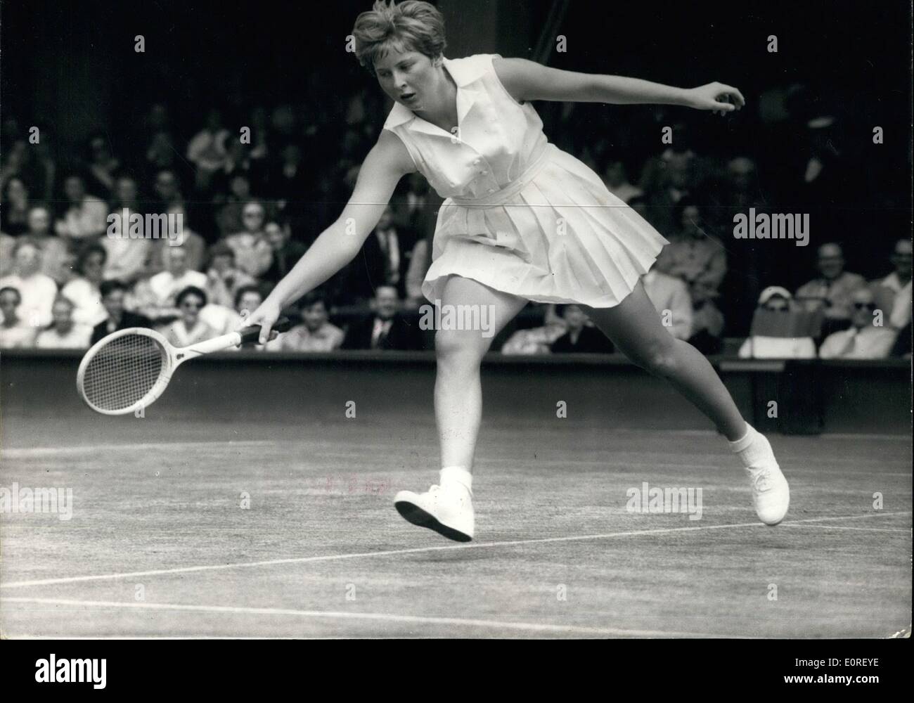 Juin 06, 1959 - Le tournoi de tennis de Wimbledon. Christine Truman battu. hoto montre :- Christine Truman en jouer contre des Mi Banque D'Images