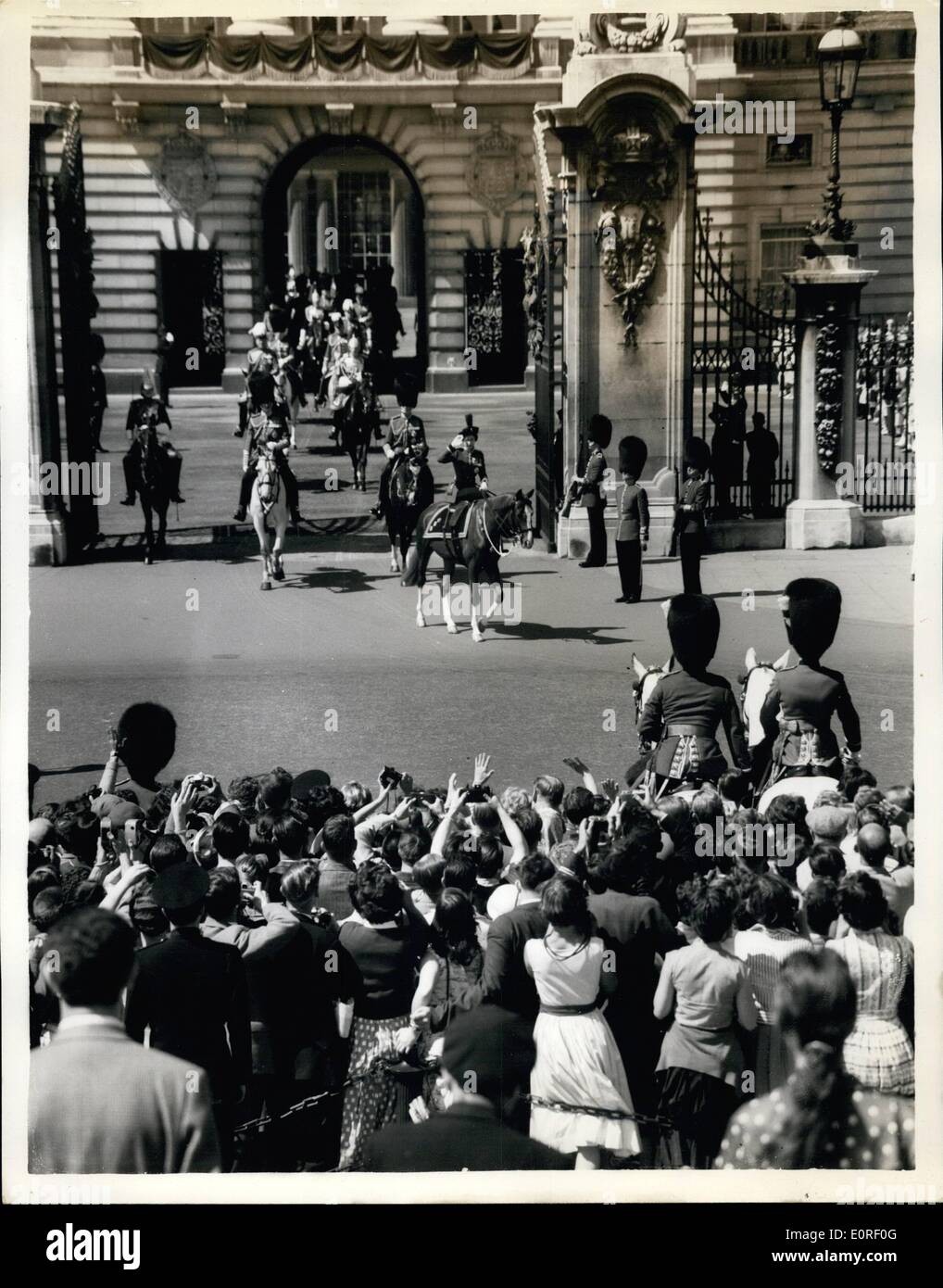 Juin 06, 1959 - La parade la cérémonie. couleur : Sa Majesté la Reine a pris le salut sur Horse Guard Parade lors de la parade la cérémonie des couleurs, organisée à l'occasion de son anniversaire officiel. Photo montre la scène comme Sa Majesté la Reine vu saluer, à gauche le palais de Buckingham en route pour la cérémonie de ce matin. Banque D'Images