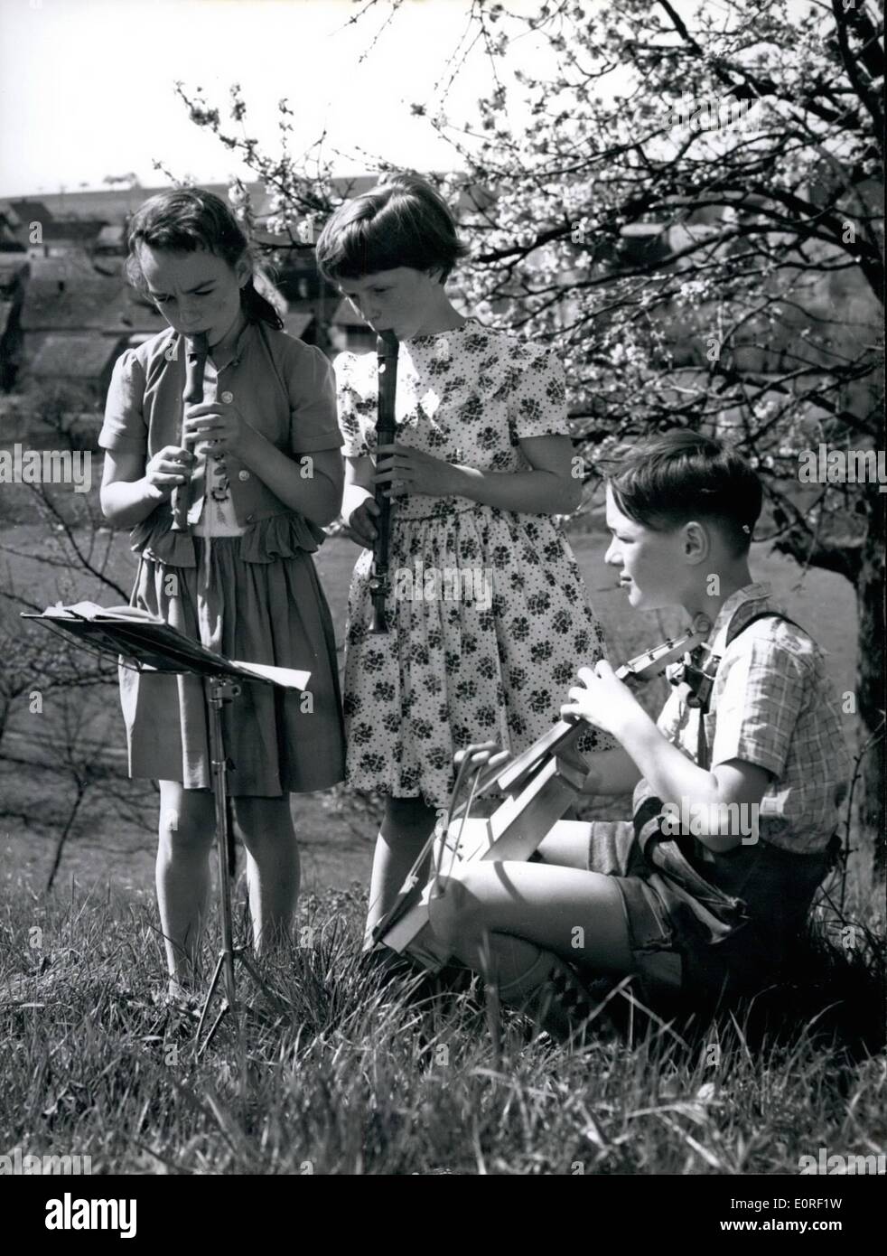 Avril 20, 1959 - Les oiseaux sont revenus... Cette chanson-folk allemand est chanté par ces enfants à la fontaine en face de la nouvelle école secondaire dans la rue Charlotte en Deusseldorf/Allemagne. Smybolises la fontaine de feu des éléments, l'eau et l'air, et les oiseaux, les réprimer tivs de l'air, a fait grande impression sur les enfants. fontaine a été créé par le sculpteur Max Duesseldorf Kratz Kratz (Max) Banque D'Images