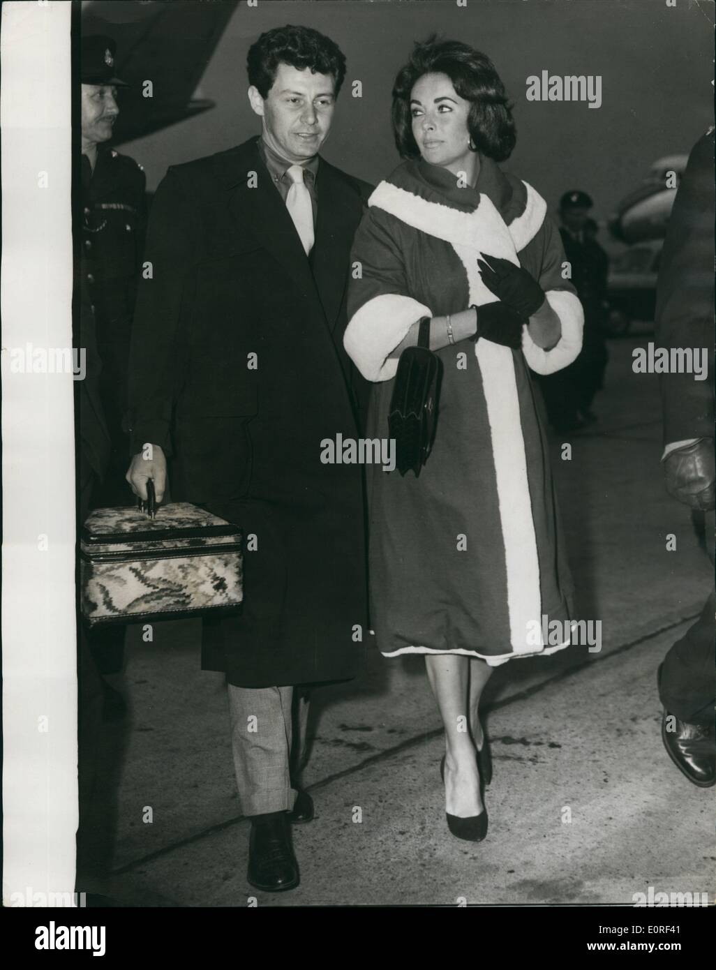 Mai 05, 1959 - Liz et Eddie voler dans avec les enfants : Elizabeth Taylor et le chanteur Eddie Fisher a volé à l'aéroport de Londres ce soir à la fin de leur lune de miel. Liz est là pour faire un film. Avec le mari n° 4 est venu de Liz trois enfants par deux de ses mariages précédents - à l'acteur Michael Wilding et producteur de films, Mike Todd. Les pêcheurs sont mariés deux semaines. Photo montre Liz et Eddie à pied de l'avion à l'arrivée de Nice. Liz commence le tournage de ''Suddenly, l'été dernier :'' à Shepperton lundi. Banque D'Images