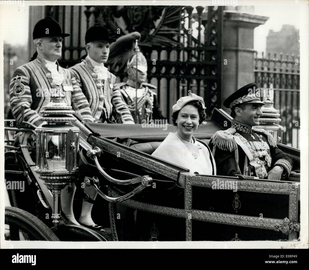 Mai 05, 1959 - Le shah de Perse lors d'une visite d'État à Londres. En arrivant au Palais de Buckingham. : photo montre le Shah de Perse arrive avec Sa Majesté la Reine dans un chariot ouvert au palais de Buckingham à l'arrivée de l'ex de sa courte visite officielle à Londres. Banque D'Images