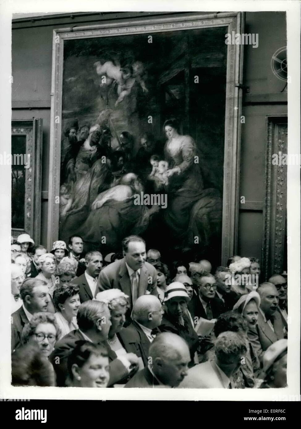 Juin 06, 1959 - Ruben's masterpiece vendu &pound;275 000... Prix record du monde. Le Ruben's masterpiece ''l'adoration des Mages'' - a été vendu pour le record du monde la figure de &pound;275 000 - chez Sotheby's ce matin.. Le tableau a été vendu pour aider à payer les droits de succession sur la succession de la Duc d'Westminitre.. Acheteur était un marchand d'art de Londres M. L.. Koetzer. Photo : M.- Koetzer sur le point de quitter la salle des ventes - après l'achat de l'immense tableau ce matin. Banque D'Images