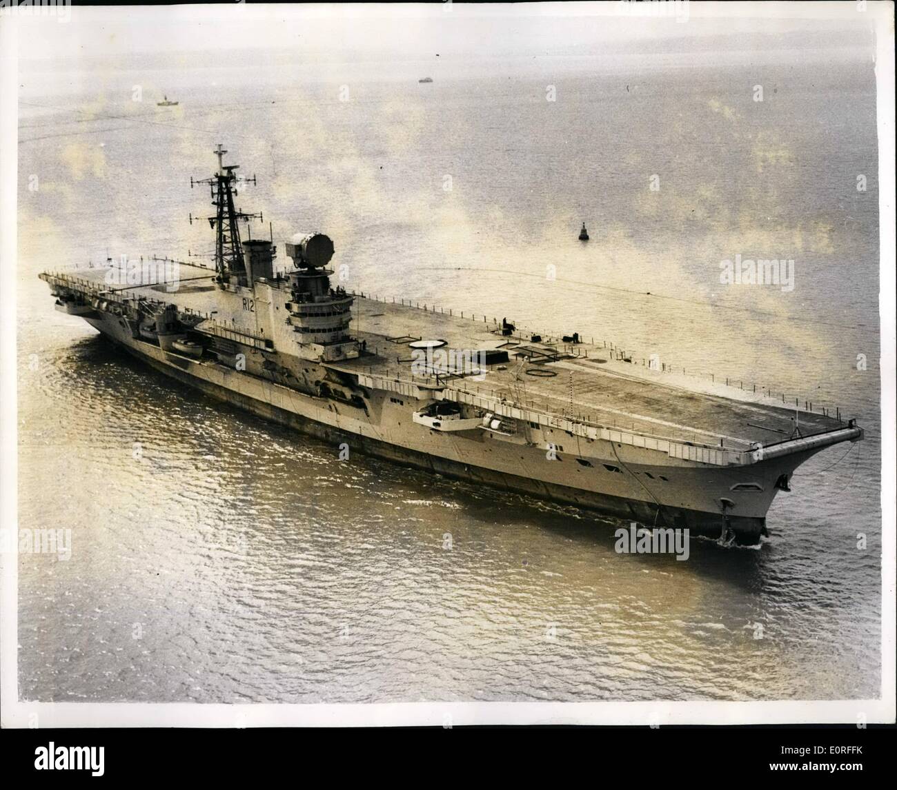 Mai 05, 1959 - Transporteur qui a pris quinze ans pour construire - va à Southampton pour l'équipement : la construction du porte-avions Hermes a commencé comme un travail urgent - un navire de 22 000 tonnes - qui était de combattre les Allemands en 1944. Mais l ''rush'' d'emploi des quinze dernières années. Hier, le transporteur ont navigué dans Southampton pour l'accastillage - six ans après avoir été lancé par Lady Churchill. Le Hermes, aurait coûté entre 15 000 000 et 20 000 000 devrait rester à Southampton pour trois semaines et ensuite rendez-vous pour les essais d'accélérer et de retour à Barrow pour l'aménagement final Banque D'Images