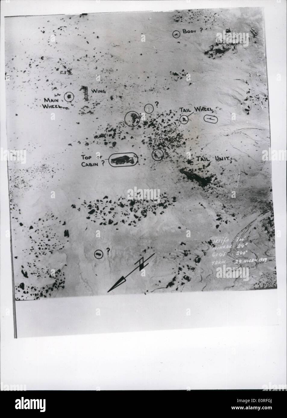 Mai 05, 1959 - La photo officielle Crown Copyright réservés : l'équipe de secours en montagne R.A.F Atteindre l'aéronef accidenté en Turquie : le British Avro Tudor cargo qui s'est écrasé près du sommet du mont Subhan (14 434 pieds) a été atteint par une équipe de secours en montagne R.A.F lat dimanche comme ils ont fait leur chemin dangereux à l'épave dans ce seul cadre de la Turquie orientale. L'avion, qui transportait des documents secrets pour le Rocket Range à Woomera, s'est écrasé le 23 avril. Douze corps ont été retrouvés dans l'avion accidenté , à deux qui sont soupçonnés d'avoir trouvé la mort d'exposition Banque D'Images
