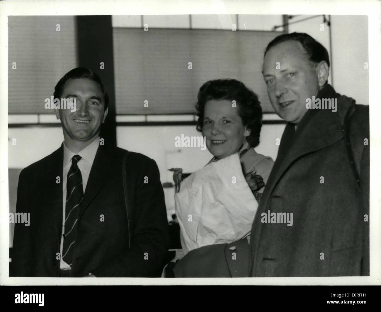 05 mai 1959 - ''trou dans le coeur'' Retour de Russie Spécialiste. L'équipe de cardiologues britanniques qui ont été visiter la Russie pour démontrer leur techniqoe à Moscou, sont rentrés chez eux aujourd'hui. Photo : Keystone Montre (de gauche à droite) Dr Denis Melrose, inventeur de la machine cœur, Sœur Phyllis Bowtle, dont la main a été embrassé par M. Mikoyan, et O. Paton Cleland, chirurgien en chef, qui est représenté sur l'arrivée à l'aéroport de Londres aujourd'hui. Banque D'Images