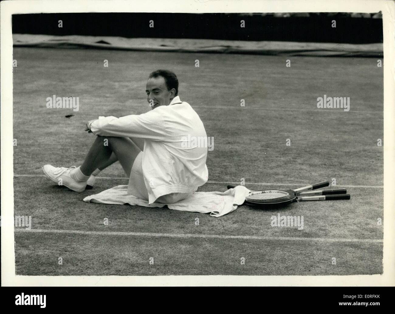Juin 06, 1959 - Championnats de tennis de Wimbledon - Troisième jour. Photo montre : Bobby Wilson est tout sourire alors qu'il se repose sur l'hi Banque D'Images