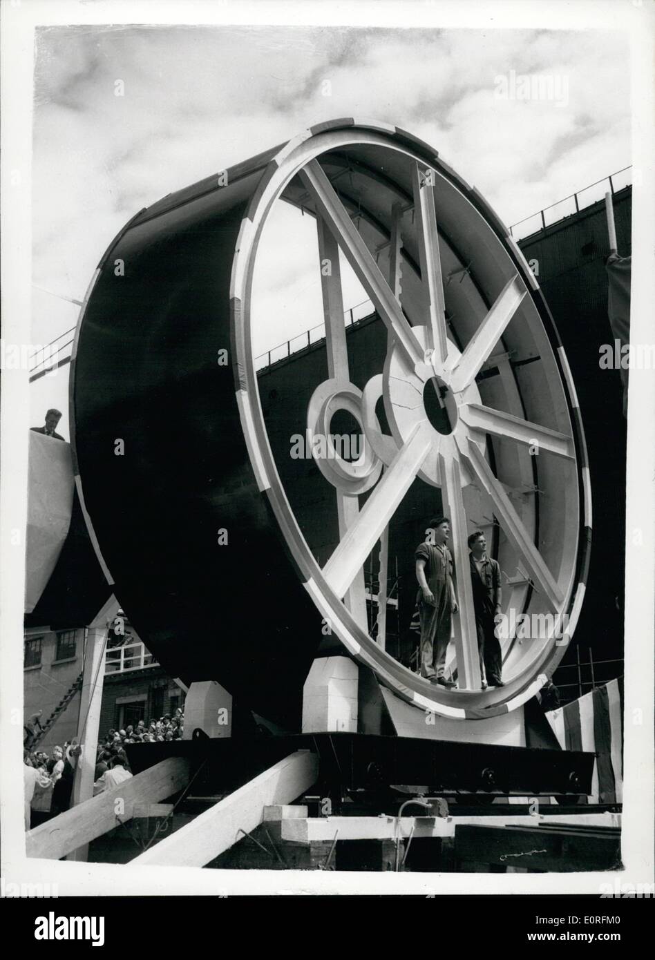juin-06-1959-le-duc-d-dimbourg-de-quille-fixe-le-premier-sous-marin