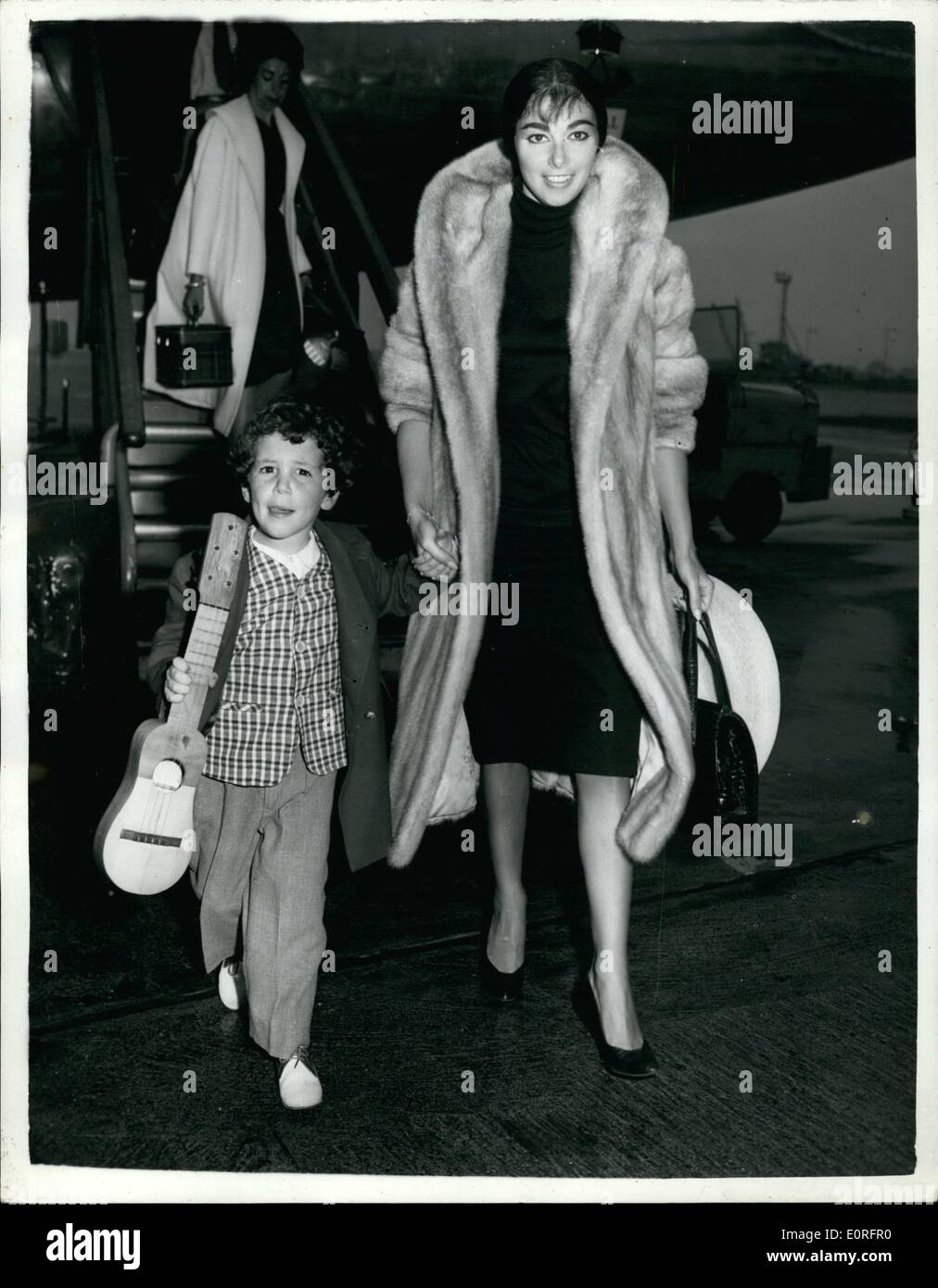 Mai 05, 1959 - Pier Angeli et son fils de trois ans s'envoler dans l'aéroport de Londres : deux stars de cinéma en colère - Eva Bartok et Pier Angeli - avec leurs enfants en détresse hier à l'aéroport de Las Palmas, a finalement obtenu loin de là par air aujourd'hui. Eva et de la jetée qui avait été filmer en ''S.O.S. Dans le Pacifique les îles Canaries, devraient avoir piloté en Angleterre hier avec le reste de son film. Mais les responsables de la compagnie aérienne leur a dit qu'ils ne pouvaient pas prendre leurs enfants avec eux à cause d'une décision que seuls les passagers qui ont volé par avion nolisé puisse rentrer par c Banque D'Images
