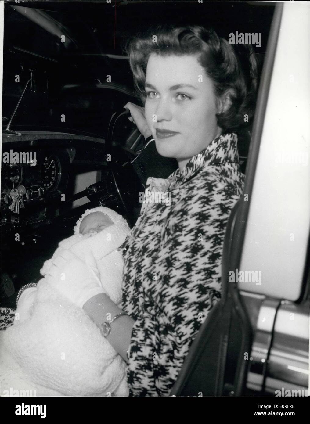 Mai 05, 1959 - La 14-Day-Old Marquis qui s'est fixé - le duc d'Hutland un problème - le Duc de Rutland recueilli ses 14 jours fils, le Marquie, de Granby et de la Duchesse de Westminster, hier à l'hôpital. Le Château de Belvoir, a conduit jusqu'à leur maison de campagne près de Grantham, Linoolnshire. Là, comme sa femme, anciennement Mlle Frances Sweeney, reposé, le duc dit ''Nous sommes encore en train d'examiner la question de notre baptême du fils''. Cela pose un problème. relihous Le Duke-This est son deuxième mariage - est un protestant. La Duchesse est un Catholique romain Banque D'Images