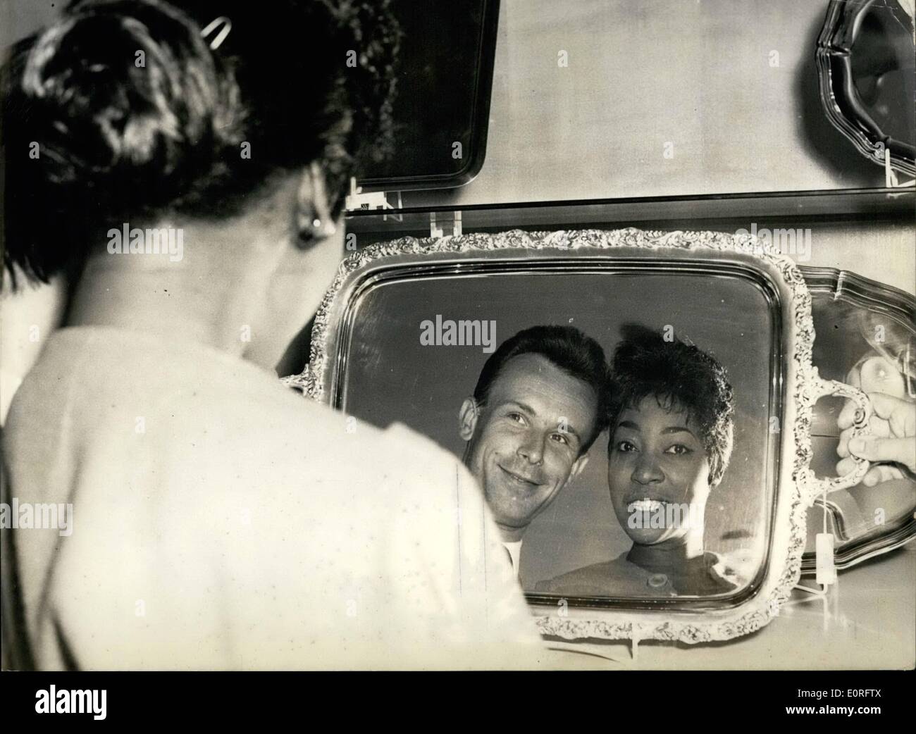 Mai 05, 1959 - Gloria Davy, le célèbre chanteur américain, était en visite au cours de sa tournée à travers l'Allemagne Palmarès Simple Double ''Metall un miroir, amusée, elle et son piano-partenaire Donal Nold. Banque D'Images