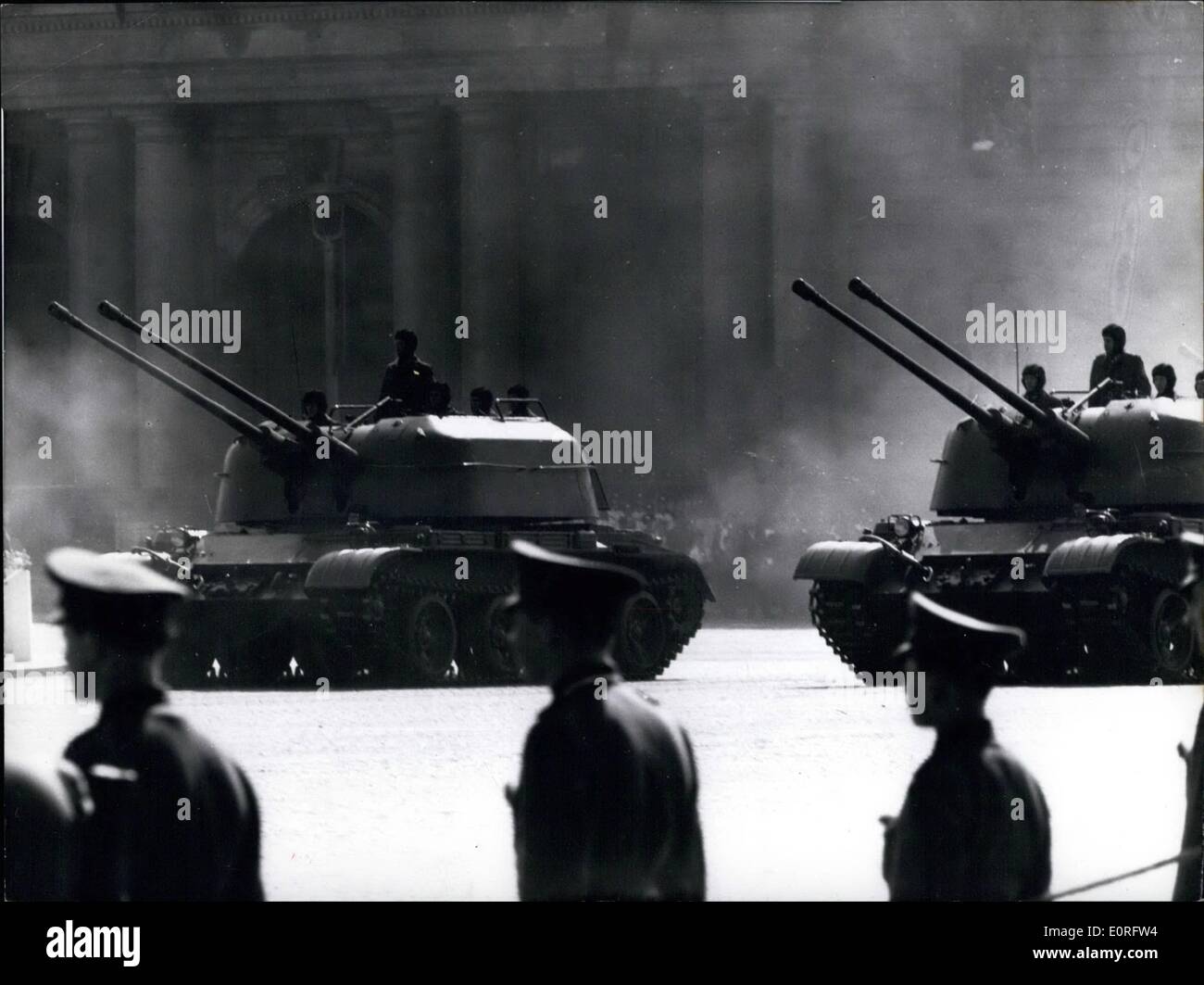 Mai 05, 1959 mai - manifestations à Berlin-Est : le bruit de chars a été utilisé pour démontrer pour la paix dans l'Est de Berlin le 1er mai. Photo montre les chars de la soi-disant ''Peuples' de l'Armée nationale Banque D'Images