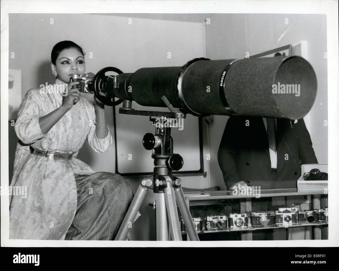 05 mai 1959 - International Photo Fair at Olympia. : Miss Manil Weerakoon, une actrice cinghalaise - vu à la foire international de photos ouvert à l'Olympia aujourd'hui. Avec un téléobjectif 1 000 millimètres. Banque D'Images
