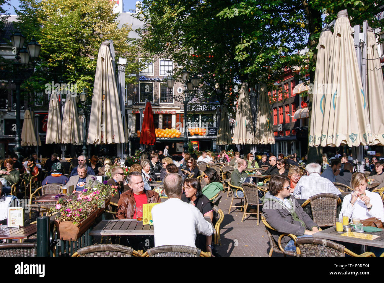 Les personnes bénéficiant d'une journée ensoleillée sur le Leidseplein à Amsterdam Banque D'Images