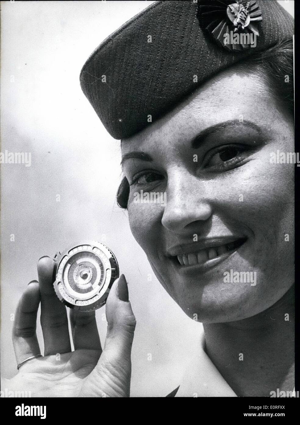 Juin 06, 1959 - Une vie-watch : ....... est le ''Rhythmograf'', une nouveauté à partir de la Suisse, qui est ici présenté par TWA charmante hôtesse - Marie Alice ( Wichersham Wichersham Mary Alice). T^sa montre (c'est à peu près aussi grand qu'une montre de poche) fonctionne selon les principes de l'Fliess à propos de Bio-rythmes. Une fois mis sur la date de naissance, il montre son propriétaire - également à l'avance - la norme de sa vie les rythmes. Alors que la bio-rythmes sont positifs, le curé a pleinement le sentiment de son corps et l'esprit, tandis que si les rythmes sont négatifs, l'organisme humain a tendance à des défaillances Banque D'Images