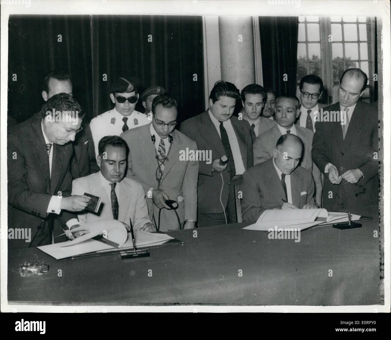Juin 06, 1959 - Signature d'U.A.R. accord culturel avec le Maroc. : un accord culturel entre la République arabe unie et le Maroc a été signé au ministère des Affaires étrangères - Le Caire. L'accord a été signé par le Dr Mahmoud Fawzi Ministre des affaires étrangères au nom de l'U.A.R. et El Sayed Abdallah Ibrahim le Premier Ministre marocain a signé au nom de son pays. La photo montre le Dr Mahmoud Fawzi et El Sayed Abdallah Ibrahim de la signature de l'entente. Banque D'Images