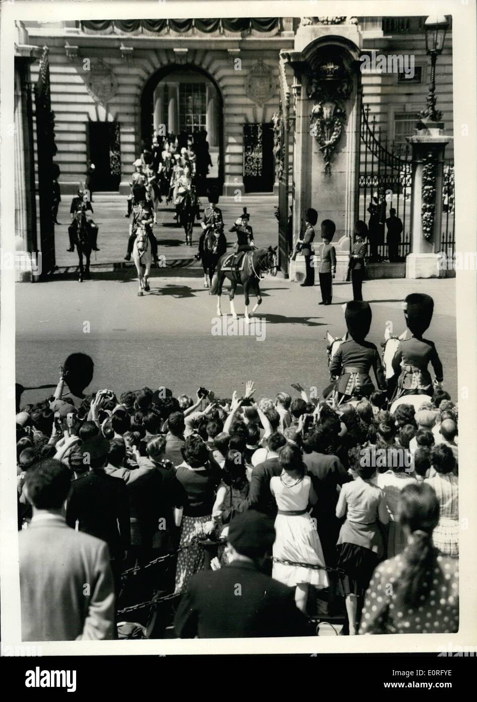 Juin 06, 1959 - La parade la cérémonie des couleurs. Sa Majesté la Reine a pris le salut sur Horse Guards Parade à la parade la cérémonie des couleurs, organisée à l'occasion de son anniversaire officiel. Photo montre :- la scène comme Sa Majesté la Reine, vu saluer, à gauche le palais de Buckingham sur son chemin à la cérémonie. Banque D'Images